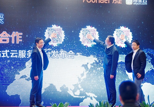 中国新闻技联理事长谢胜和（中）、方正电子董事长、总裁杨斌（左）、阿里云互联网事业部总经理金戈（右）共同开启新品发布.jpg